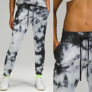 Lululemon Warm Down Jogger Earth Dye
Earth Dye Stone W5CZ5S SZ 4